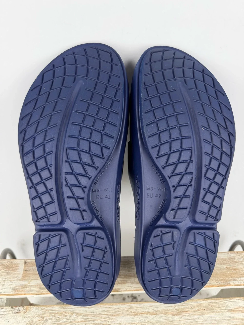 OOFOS Recovery slides in navy impact-absorbing foam technology unisex W11 M9